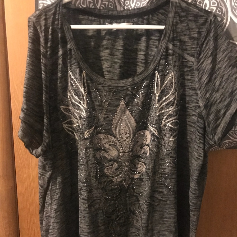 Maurice’s size 3 burnout style tee